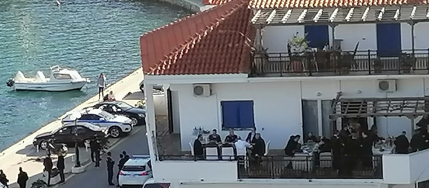Κανένα… πρόβλημα με τα «σύντομα» και «πρόχειρα» γεύματα με πλήθος καλεσμένων κατά τον κυβερνητικό εκπρόσωπο